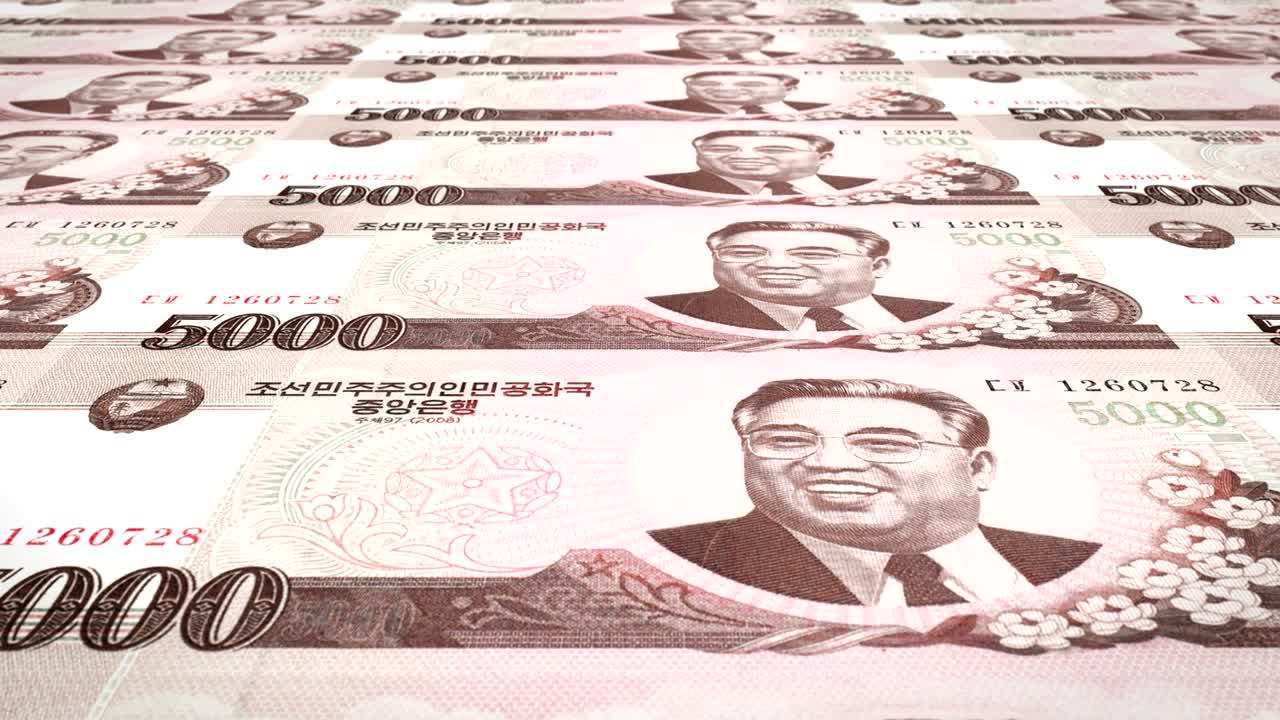 Cédulas de cinco mil wons da Coreia do Norte rolando, dinheiro em espécie, loop