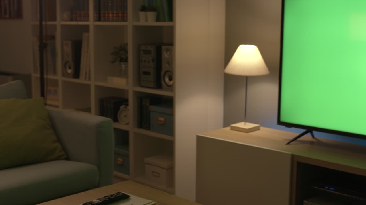 젊은 여성이 휴식을 취하고 텔레비전을 보고 있습니다.