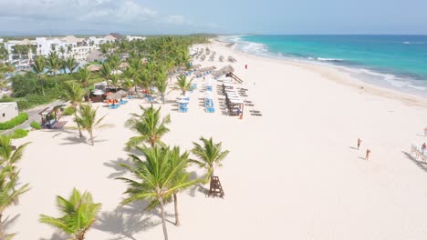 Vista-Panorámica-De-La-Playa-De-Arena-Blanca-Y-El-Paisaje-Marino-Cerca-Del-Hotel-Y-Casino-Hard-Rock-Punta-Cana-En-República-Dominicana