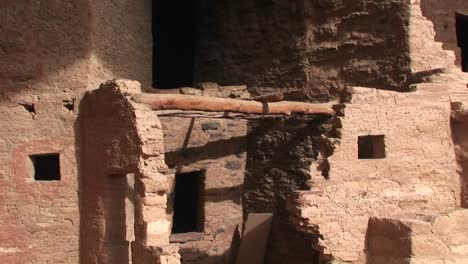 Pandown-A-Las-Ruinas-De-Las-Viviendas-De-Los-Acantilados-De-Los-Nativos-Americanos-En-El-Parque-Nacional-Mesa-Verde