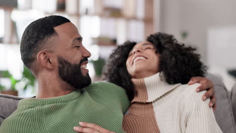 Pareja,-Riendo-Y-Relajándose-Juntos-En-El-Sofá