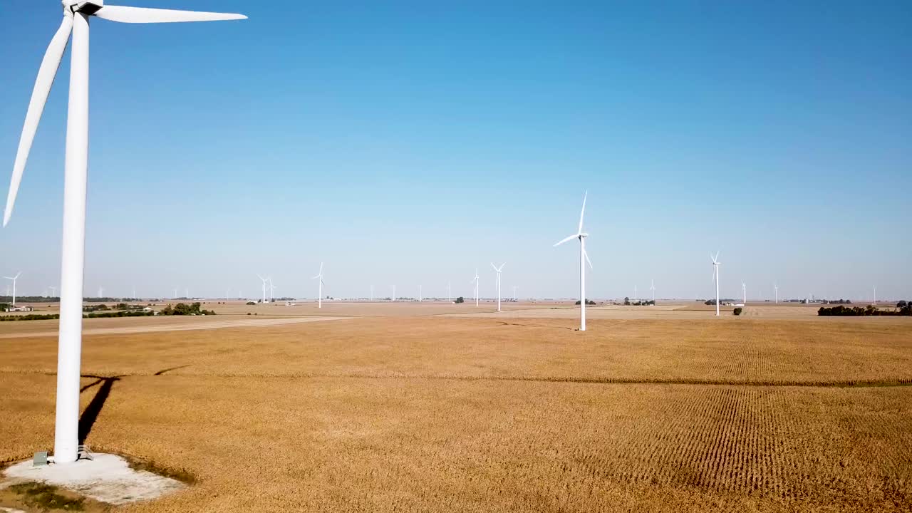 에너지를 생성하는 회전하는 풍력 터빈 - 전기 - 드론 뷰를 구축하는 공중