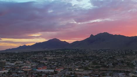 toma aérea de drones de las montañas franklin vistas desde el oeste de el paso, texas, durante un hermoso y colorido amanecer con grandes nubes de arco iris en el fondo
