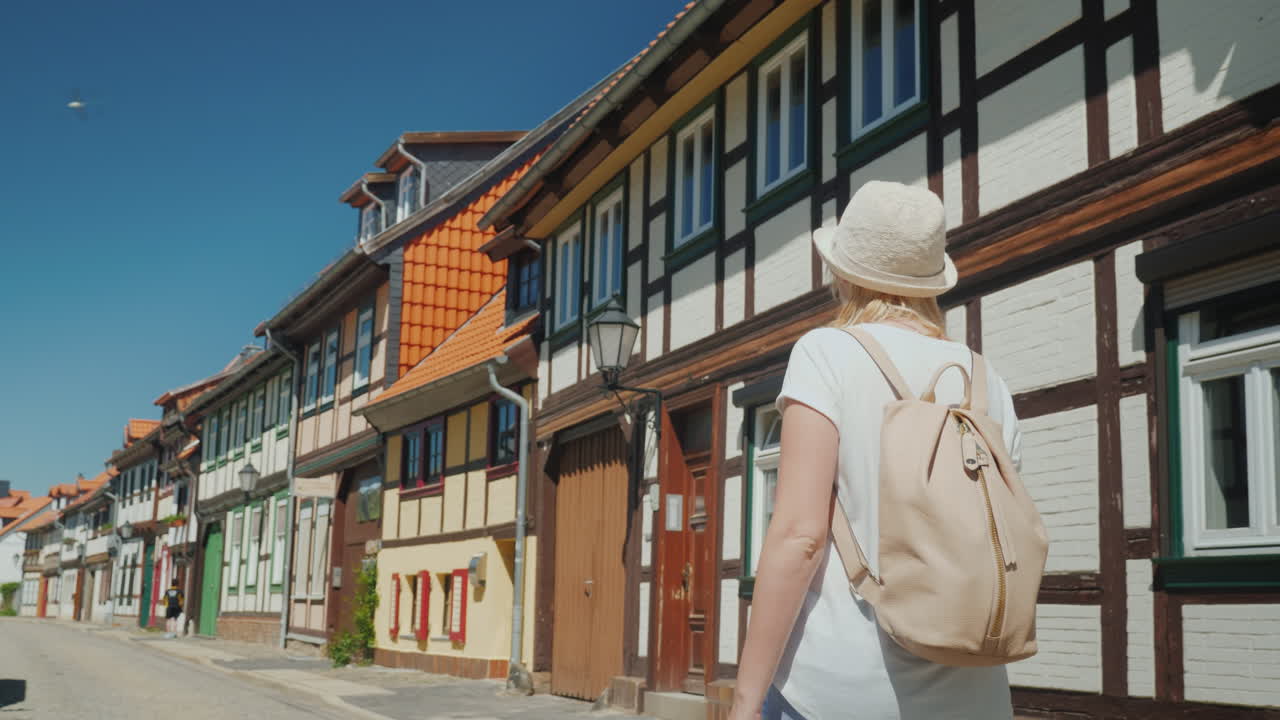 옛 독일 마을에서 여름 옷을 입은 여자