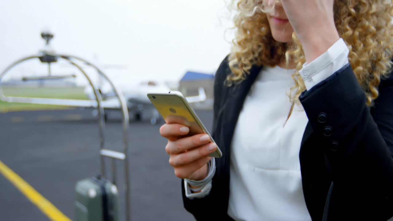 mujer de negocios usando teléfono móvil en un fugitivo 4k