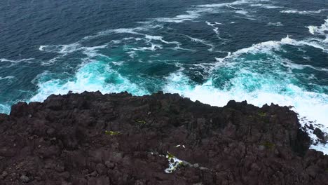 Acantilados-Costeros-Escarpados-En-Miradouro-Da-Ponta-Do-Queirom,-Isla-Terceira,-Azores---Retracción-Aérea