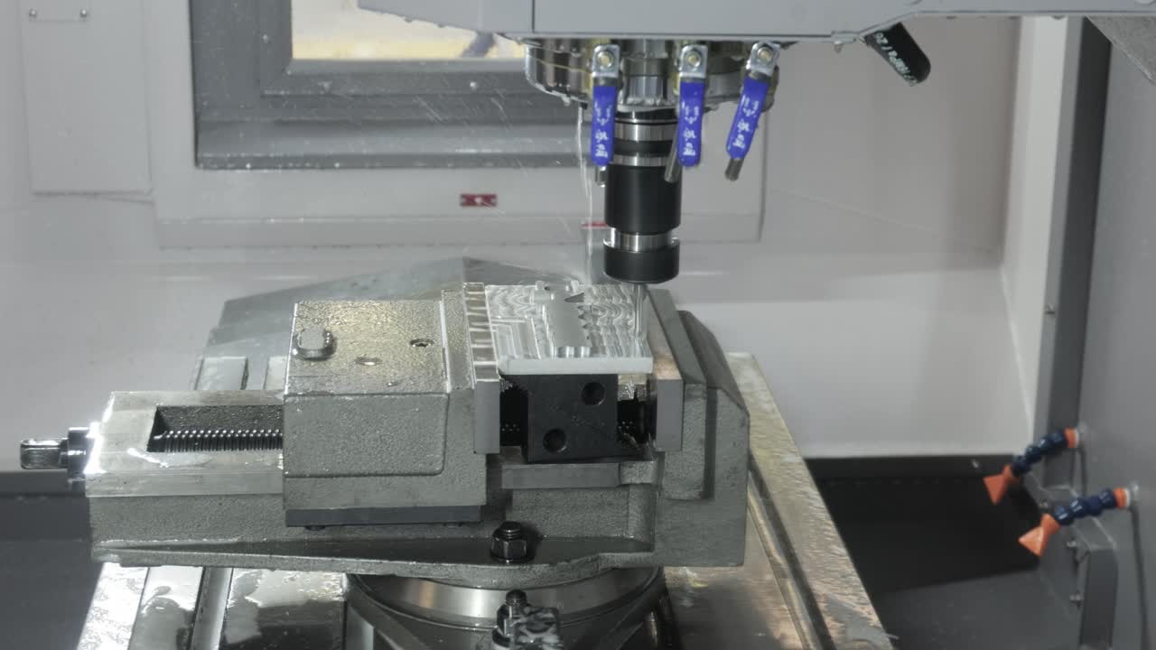 lavorazione dei metalli macchina di fresatura cnc. taglio del metallo tecnologia di lavorazione moderna.