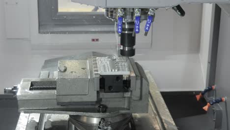 CNC-Fräsmaschine-Für-Die-Metallbearbeitung.-Schneiden-Von-Metall-Moderne-Verarbeitungstechnologie.