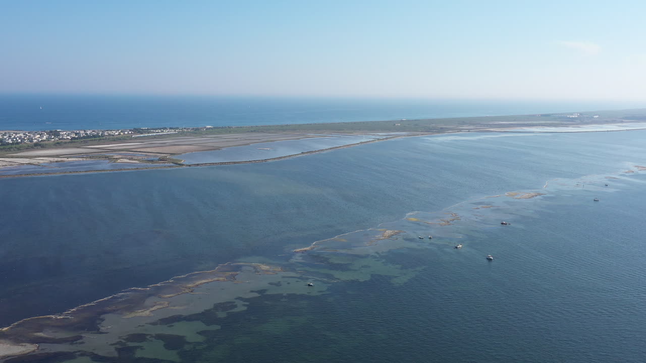 에타그 데 타우 세테 (etang de thau seté) - 지중해 해상에서 은 날, 드론으로 찍은 사진
