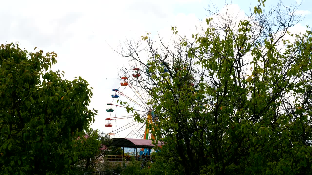 놀이 공원에서 다채로운 페리스.