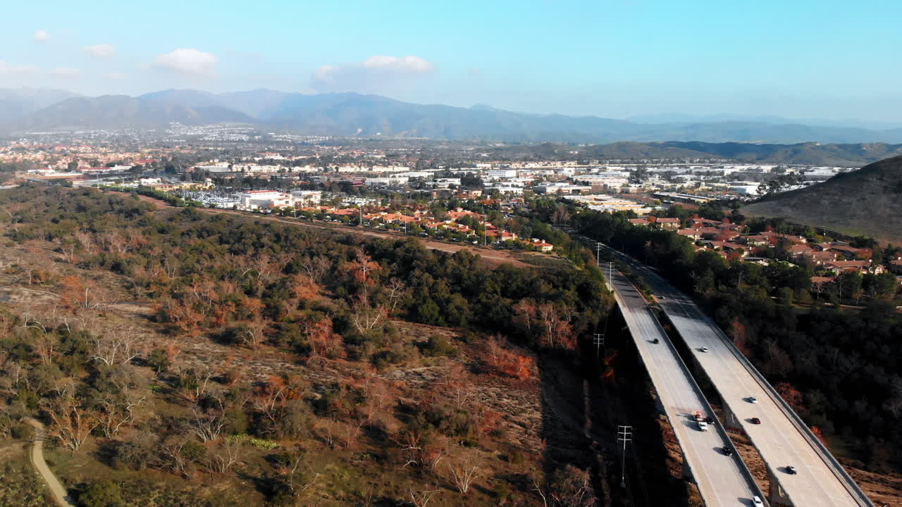 rotación aérea de puente a puente sobre una ciudad suburbana
