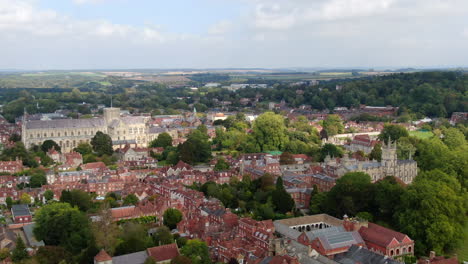 Luftaufnahme-über-Winchester,-Großbritannien,-Mit-Blick-Auf-Die-Kathedrale-Von-Winchester-Und-Das-Winchester-College-4k