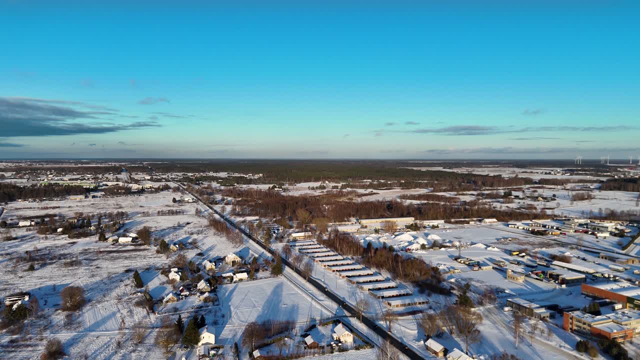 enfoque gradual a un bosque lejano durante el invierno