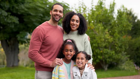 Porträt-Von-Mutter,-Vater-Und-Glücklicher-Familie-Im-Freien