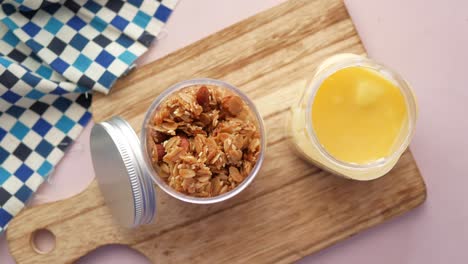 poniendo yogur en granola musli en un tazón