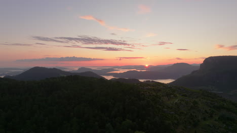 Pintoresca-Vista-Aérea-Del-Atardecer-Sobre-El-Paisaje-Del-Fiordo-Noruego,-Stavanger