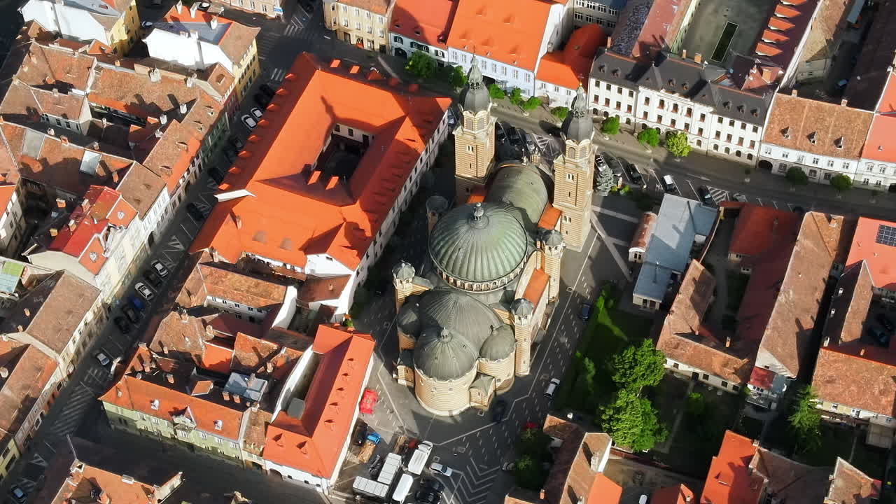 Luftfoto af Sibiens historiske centrum i Rumænien. Gamle bygninger, smalle gader og Holy Trinity Cathedral