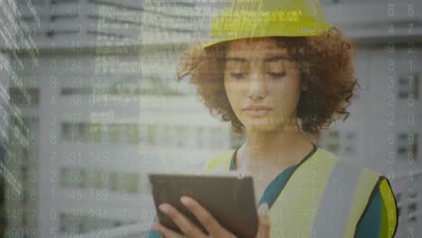 animación del procesamiento de datos sobre una trabajadora biracial usando una tableta