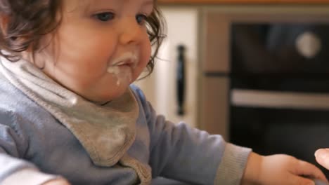 madre alimentando a su bebé