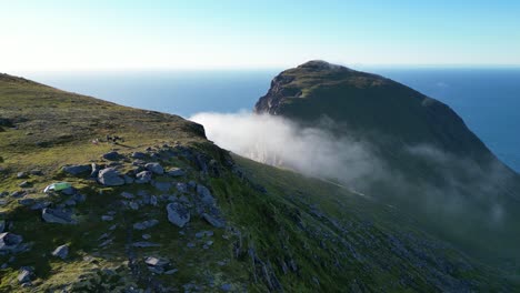 nubes se mueven sobre el sendero montañoso de ryten en las islas lofoten, noruega - pan a la izquierda