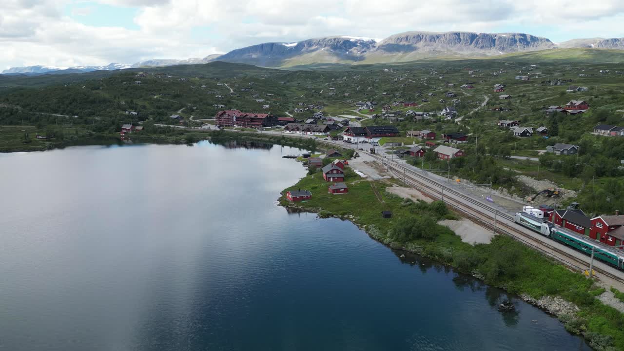 el tren va a la estación de geilo en noruega, viken, ustedalsfjorden - toma estática aérea