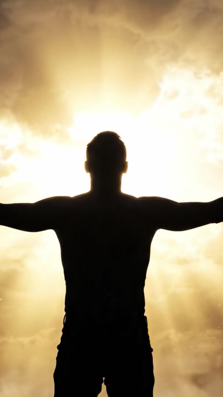Un Momento Poderoso de Liberación y Conexión con la Naturaleza, mientras una Figura Silueteada Abraza la Luz Radiante de un Hermoso Atardecer contra un Cielo Dramático