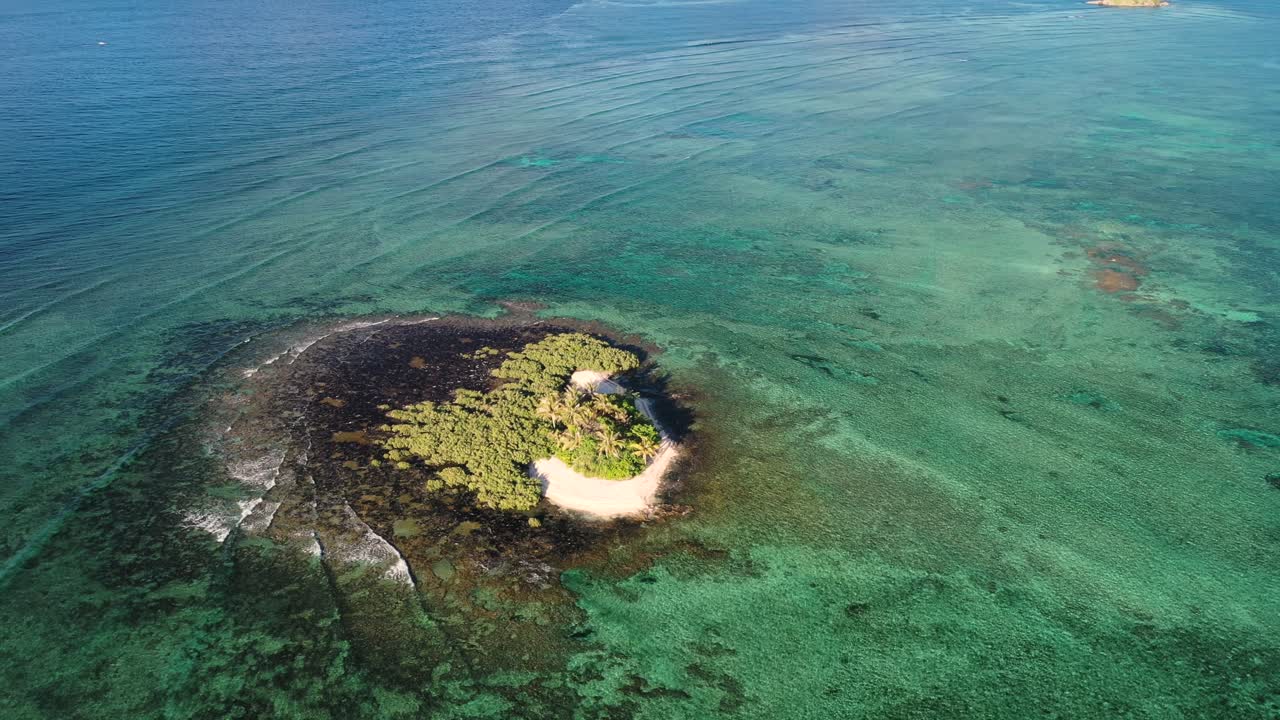 하얀 모래와 푸른 숲이 있는 작은 열대 섬의 공중 전망