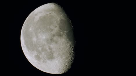 cierre de la fase lunar gibosa menguante con cráteres y terminador