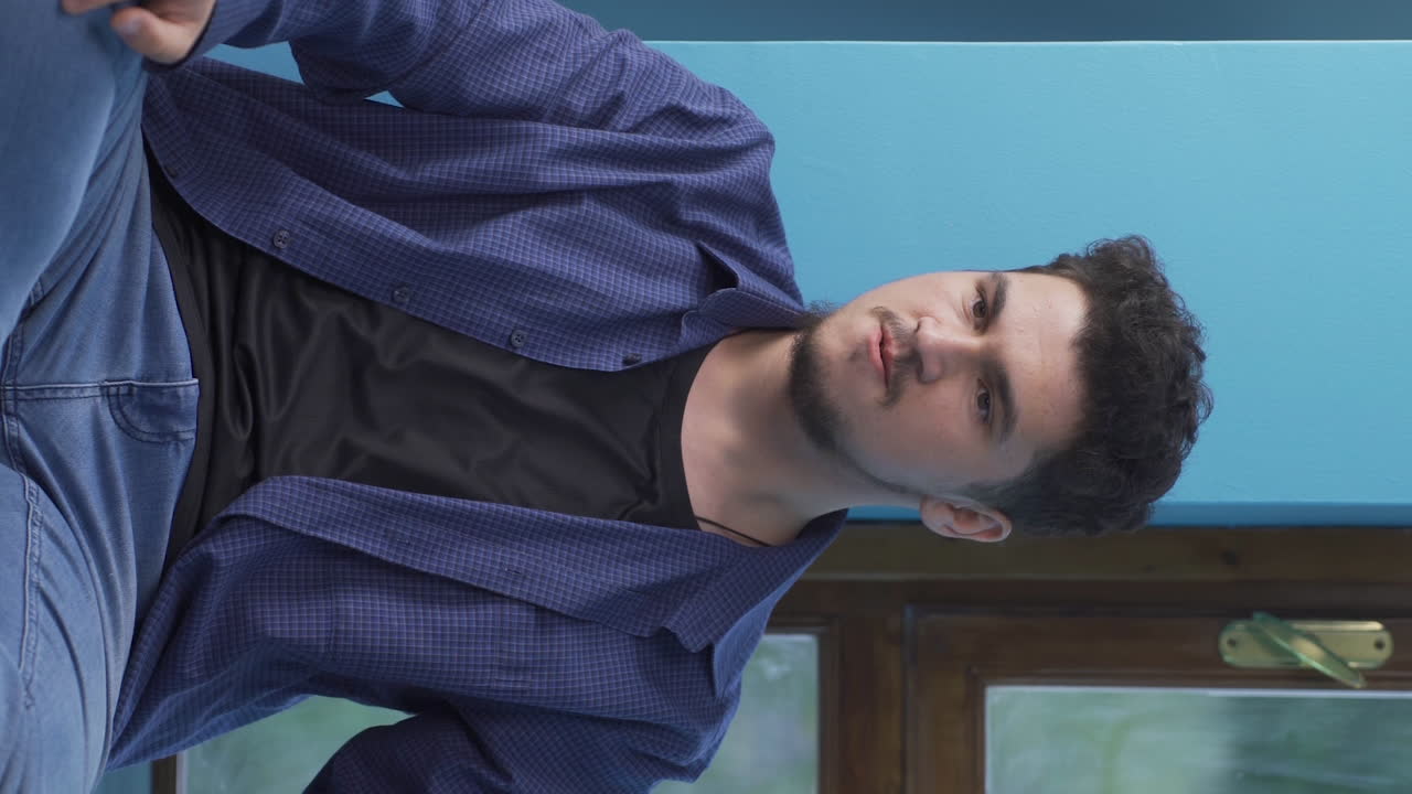 공격적이고 정신나간 남자가 칼로 놀고 있는 수직 비디오입니다.