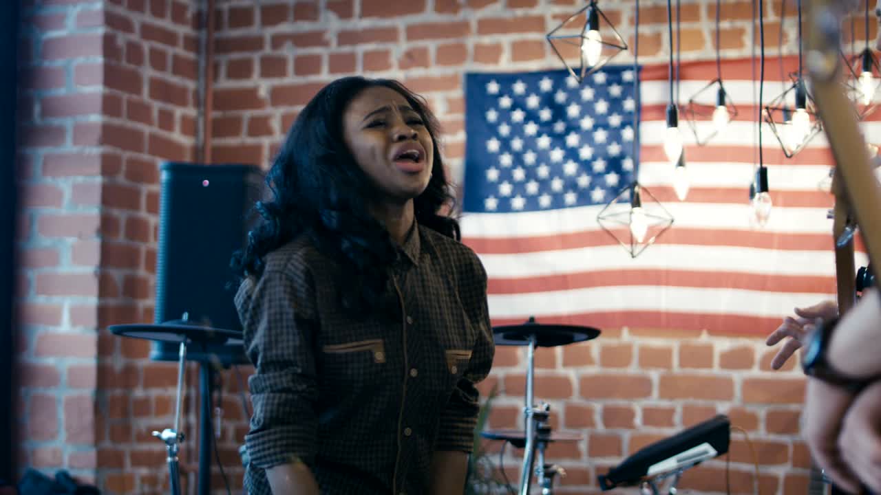 흑인 소녀가 밴드에서 갈등을 일으켜 떠난다