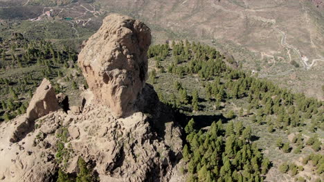 vuelo alrededor de roque nublo, una roca volcánica en la caldera de tejeda, gran canaria, islas canarias, españa