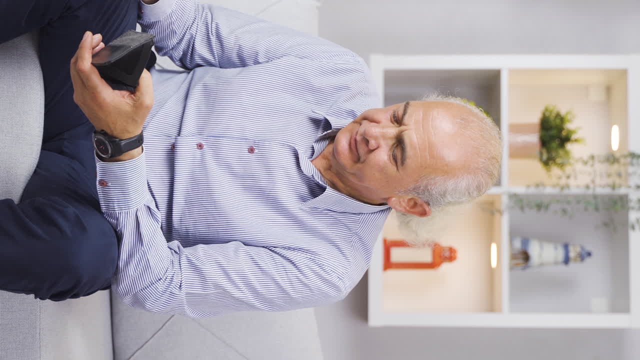 가난하고 돈이 없는  ⁇ 은이의 수직 비디오.