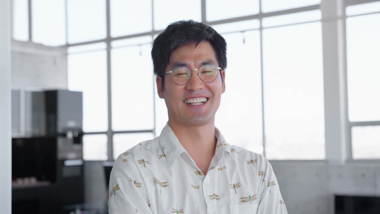 현대적인 사무실에서 팔을  ⁇ 고 서 있는 아시아 남성 임원 4k