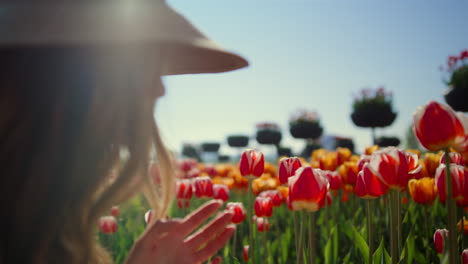 Unerkennbare-Frau-Riecht-Blumen-Im-Garten.-Romantisches-Mädchen,-Das-Die-Natur-Genießt.