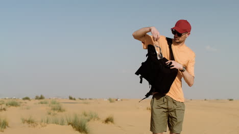 Durstiger-Mann-Mit-Sonnenbrille-Und-Wasserflasche