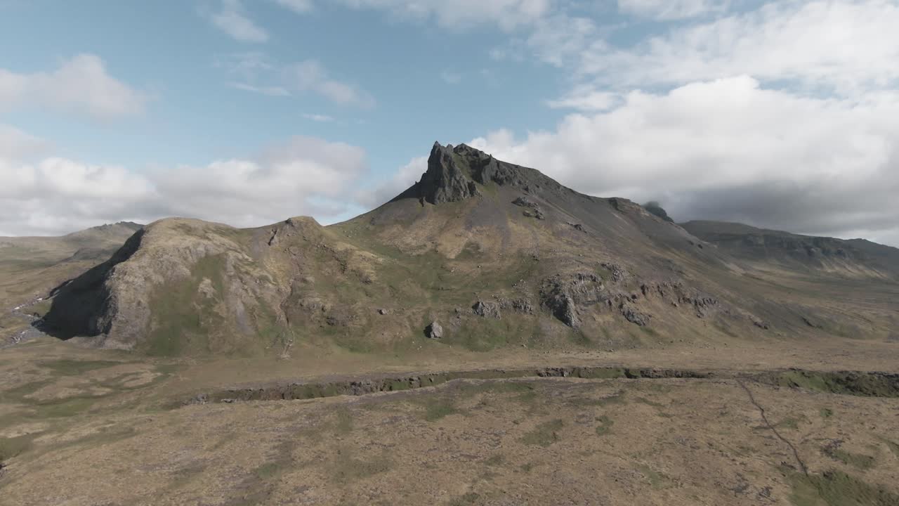 volando por encima de la naturaleza islandesa, hermosa cordillera escarpada