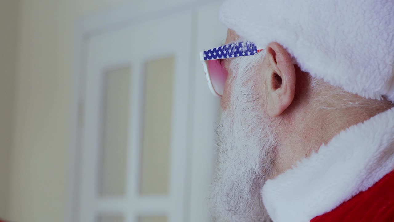 papá noel con unas gafas de sol divertidas