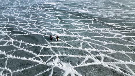 Dos-Pescadores-Despertando-En-Un-Lago-Congelado,-Textura-De-Lago-Helado,-Pesca-De-Invierno,-Lago-Congelado,-Ariel-Drone-Shot-60fps-Lago-St-Clair-Mitchell&#39;s-Bay