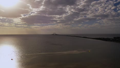 puente de sol en un día soleado en la bahía de tampa en florida