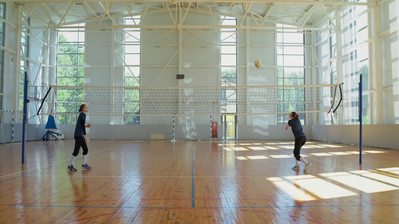 Volleyballkamp i indendørs bane