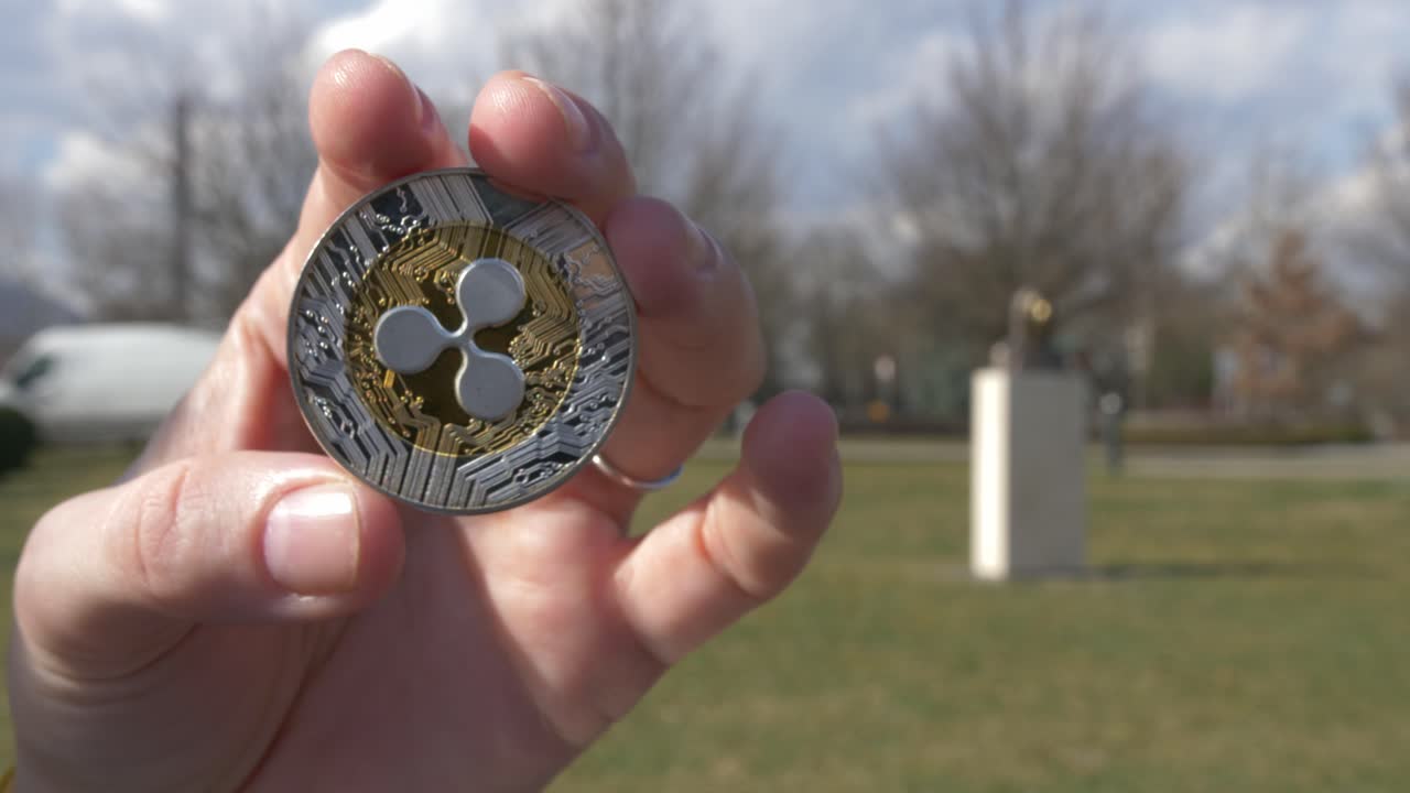 token ondulado con la estatua de satoshi nakamoto fuera de docus en el fondo