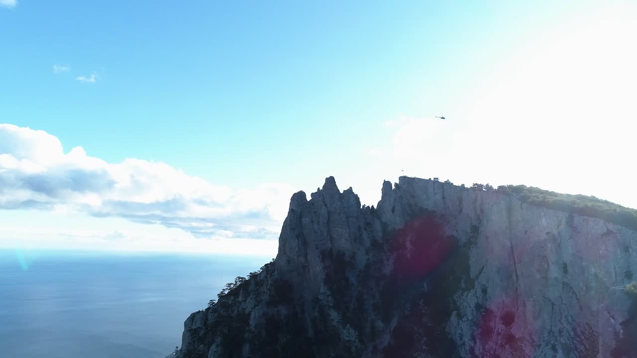 vista aérea del pico de la montaña rocosa y el océano