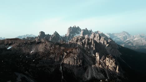 Hermoso-Paisaje-Aéreo-En-La-Cima-De-Una-Montaña-Alpina,-Espectacular-Paisaje-Empinado