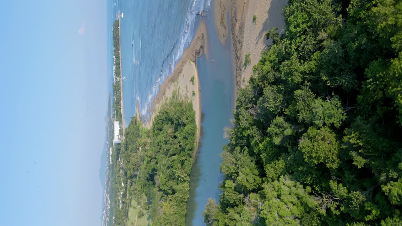 tiro vertical de la desembocadura del río muñoz con una densa caminata por la montaña del bosque en puerto plata, república dominicana