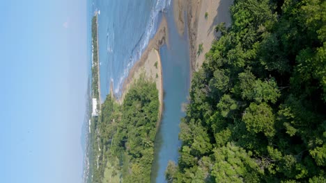 Tiro-Vertical-De-La-Desembocadura-Del-Río-Muñoz-Con-Una-Densa-Caminata-Por-La-Montaña-Del-Bosque-En-Puerto-Plata,-República-Dominicana