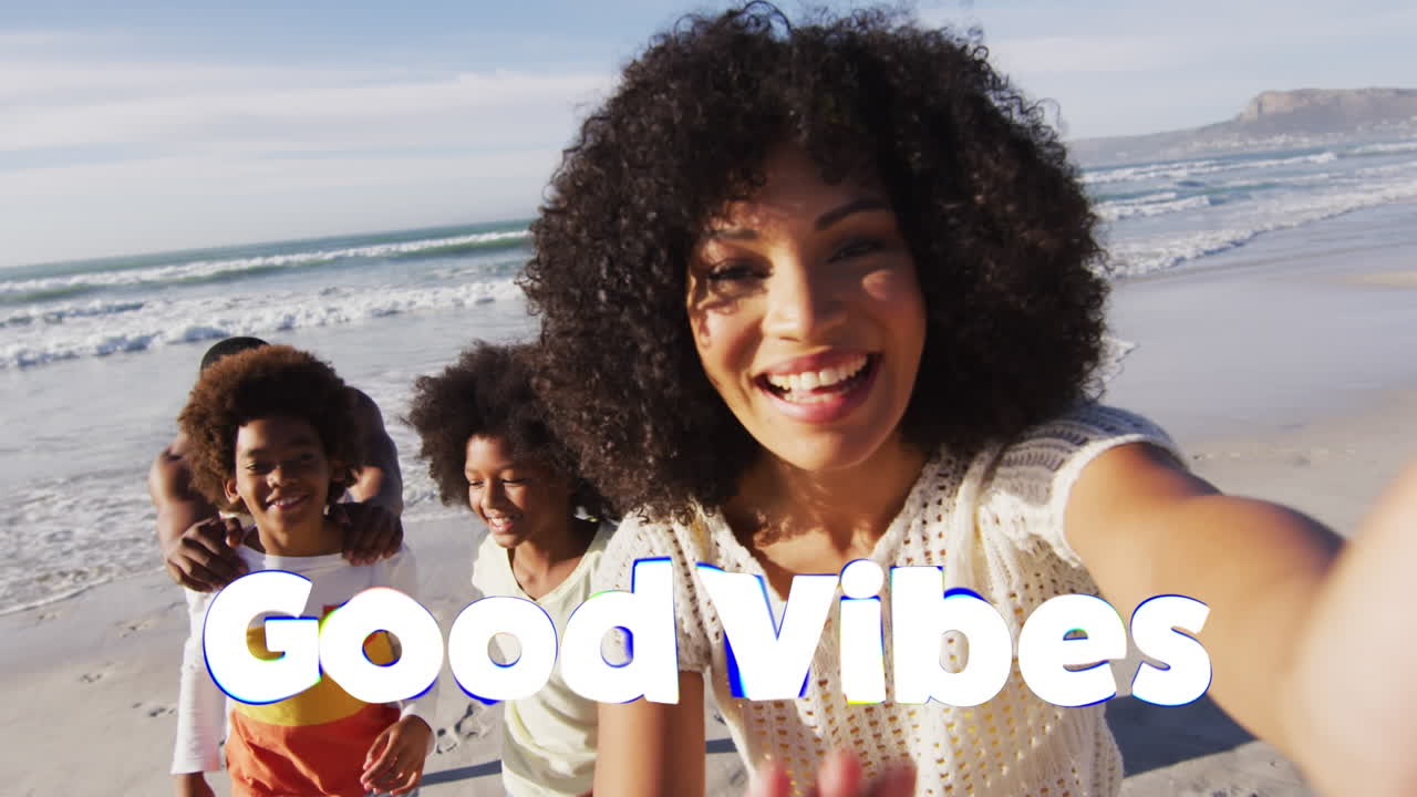 Animação com texto "boas vibrações" sobre família afro-americana sorridente na praia