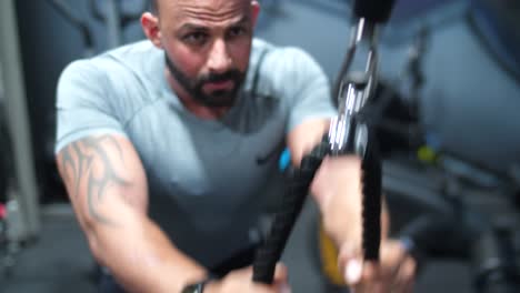 un culturista musculoso, entrenando apasionadamente en el gimnasio, levantando pesas con determinación y fuerza inquebrantables