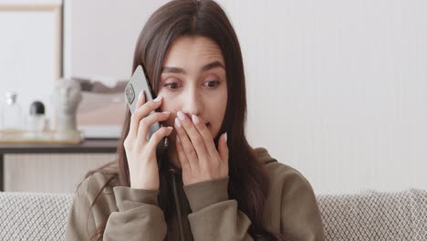 mujer en el teléfono, diferentes emociones