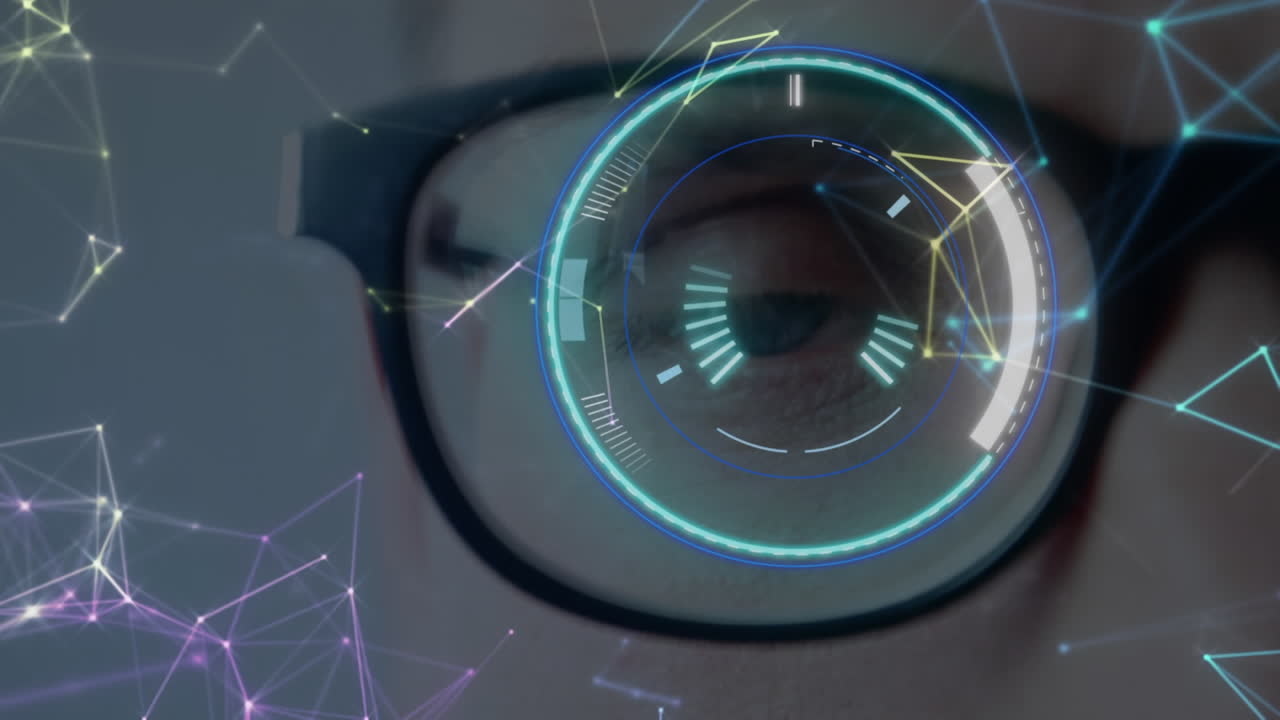 red brillante de conexiones y escáner redondo contra el primer plano del ojo masculino
