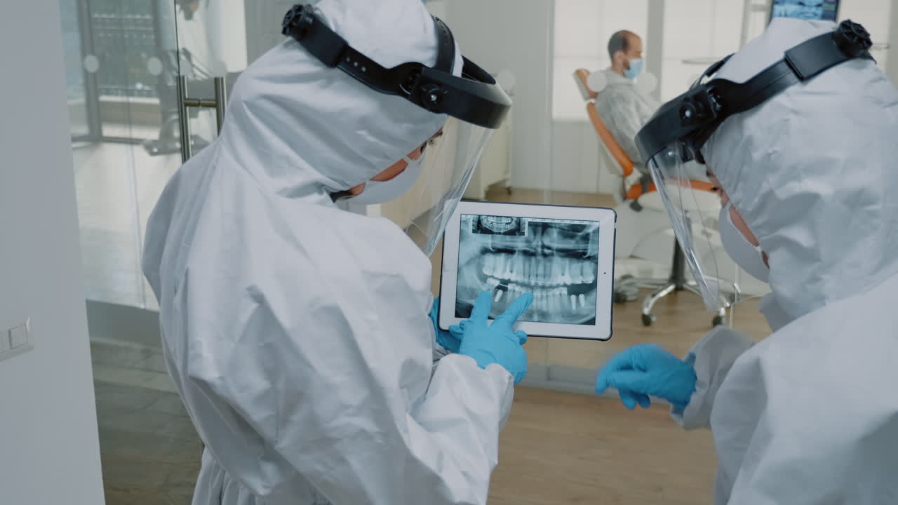 ortodontistas en la clínica dental con una tableta digital con